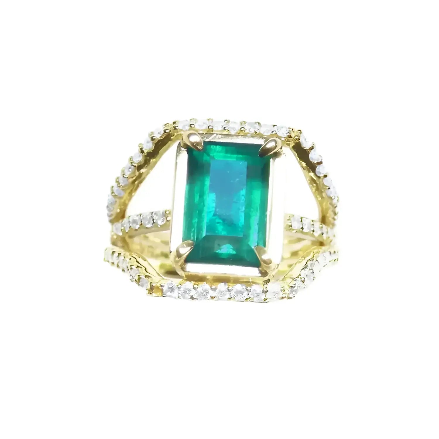 Anillo de oro amarillo para mujer con esmeralda rectangular sobre tres líneas de diamantes naturales.