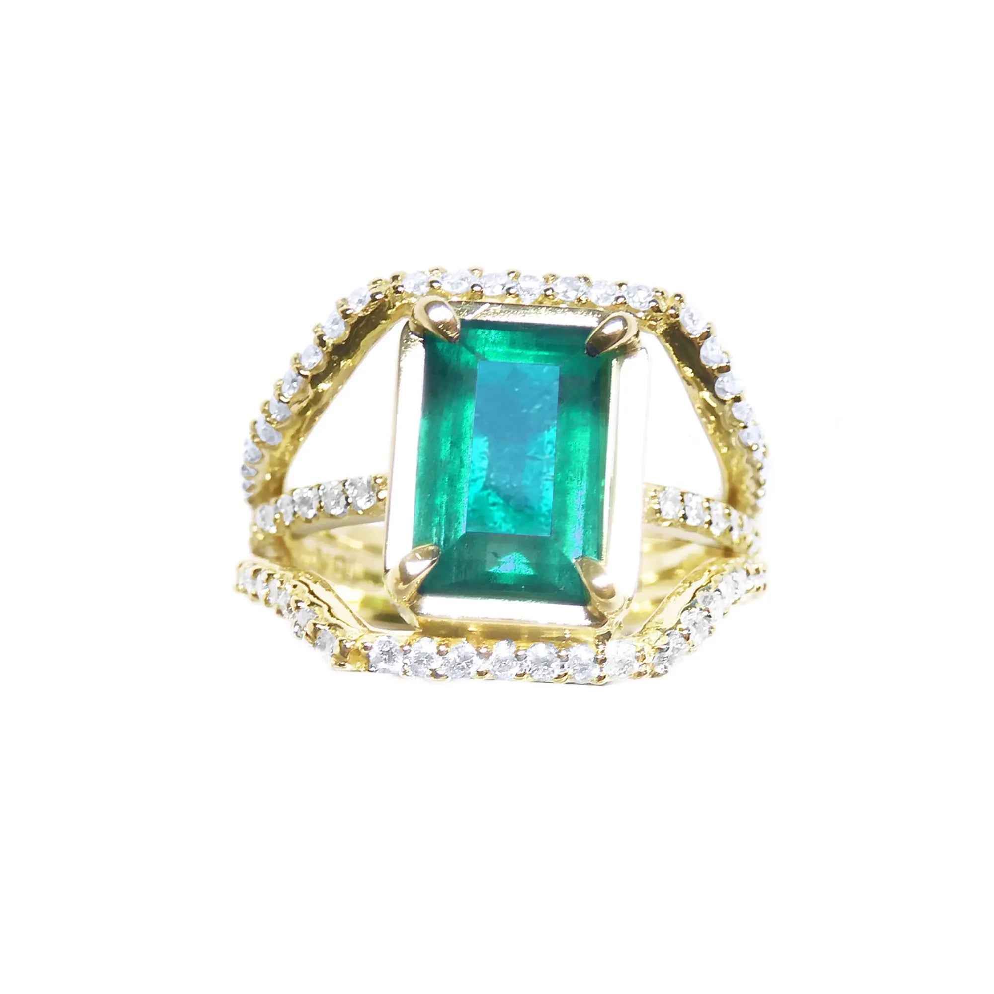 Anillo de oro amarillo para mujer con esmeralda rectangular sobre tres líneas de diamantes naturales.