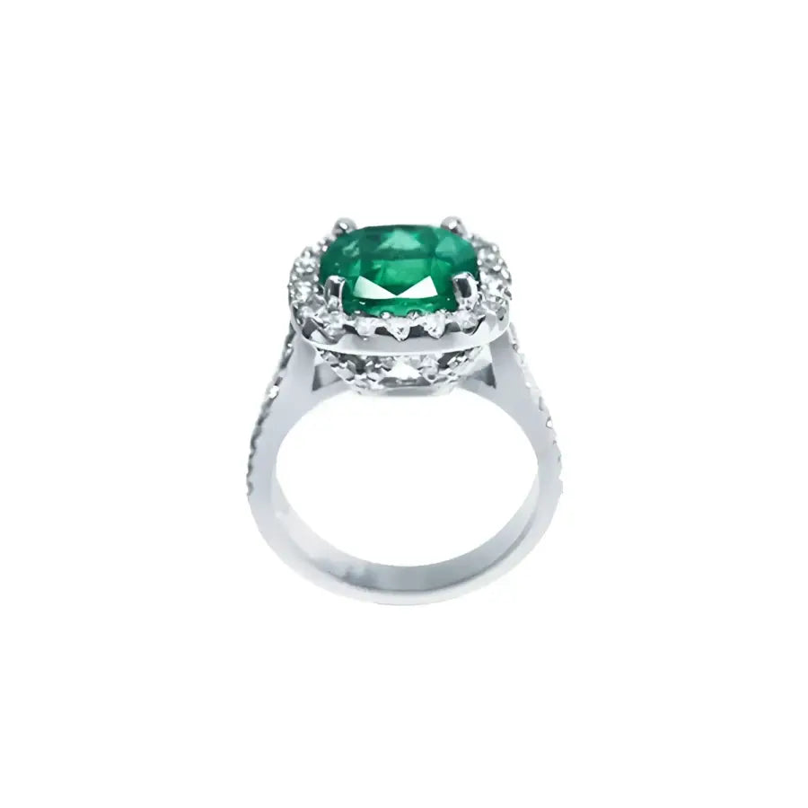 Anillo de oro blanco 14k con esmeralda colombiana corte cojín de 3.92 ct y halo de diamantes.