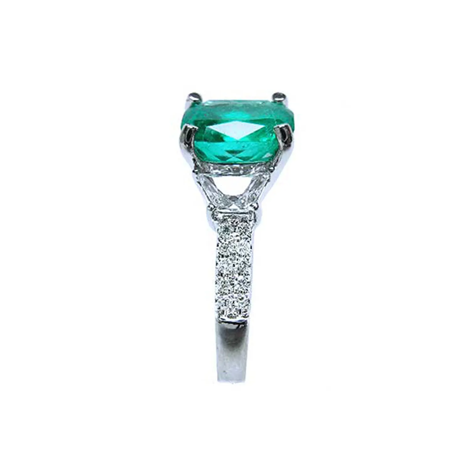 Vista lateral de anillo de 18k con esmeralda para damas hecho en oro blanco.