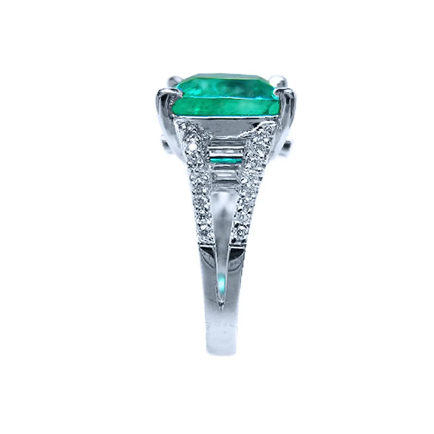 Esmeralda de las minas de Muzo en anillo para dama en oro blanco, exhibiendo uno de sus lados dividido