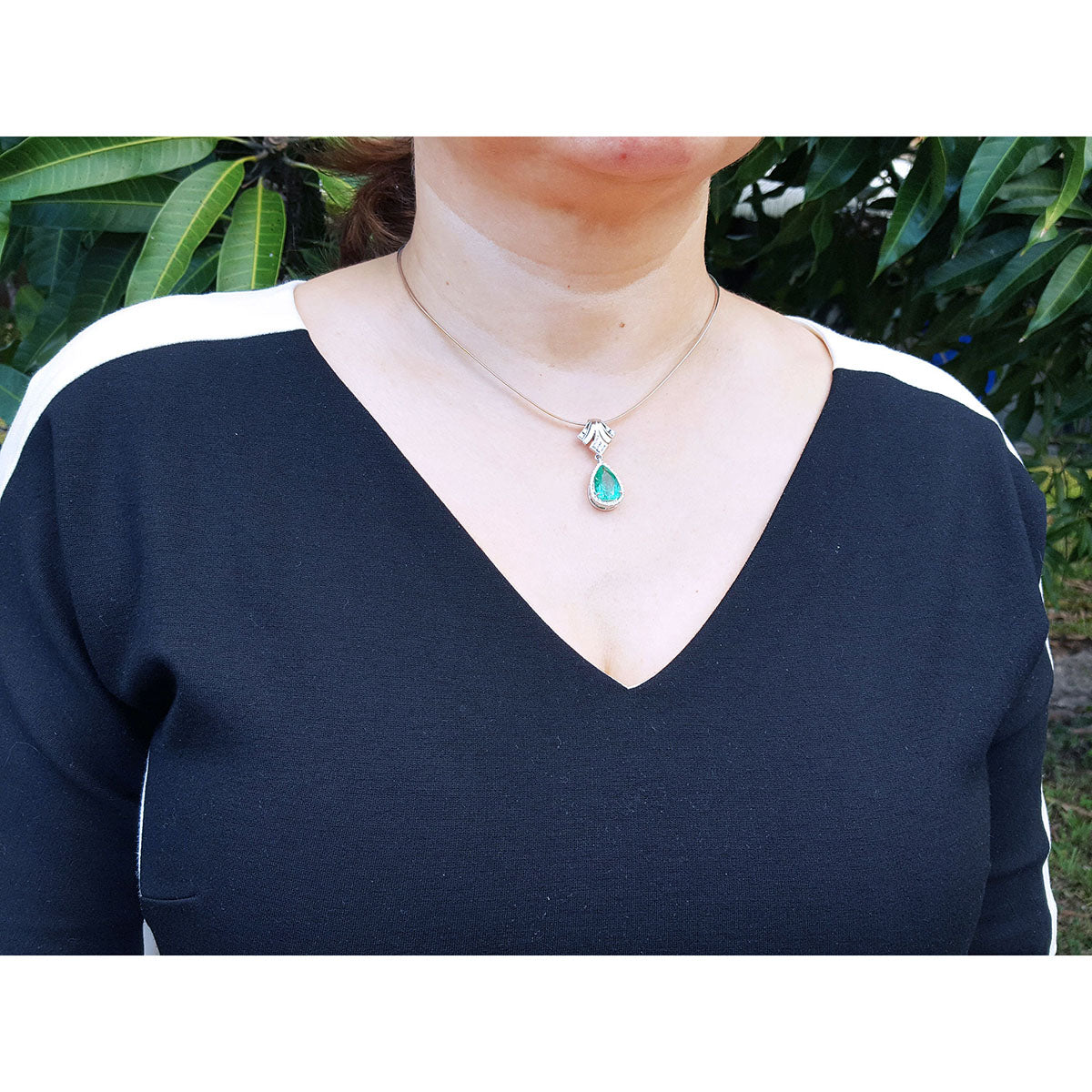 Women&#39;s enhancer Colombian emerald pendant pear cut medium green hue 6.01 carats halo of natural diamonds