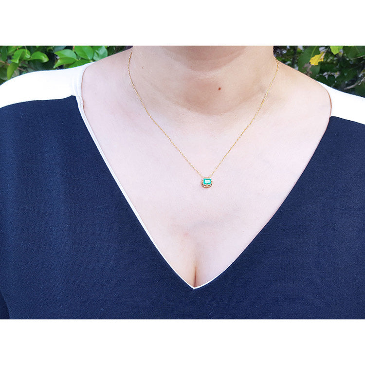 Mother&#39;s Day emerald necklace tulip design square emeral-cut from Muzo Colombian mines prong set in 14k yellow gold